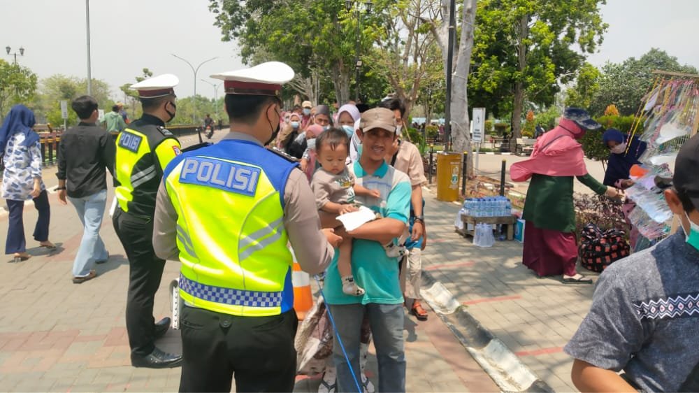 Satlantas Polres Serang Kota Bagikan Masker Cegah Covid-19