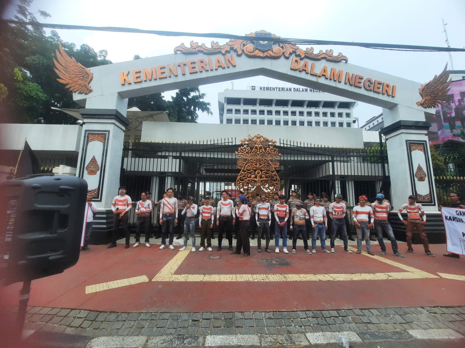 Kantor KemenDAGRI Digeruduk Massa Aksi Koalisi Abal-abal