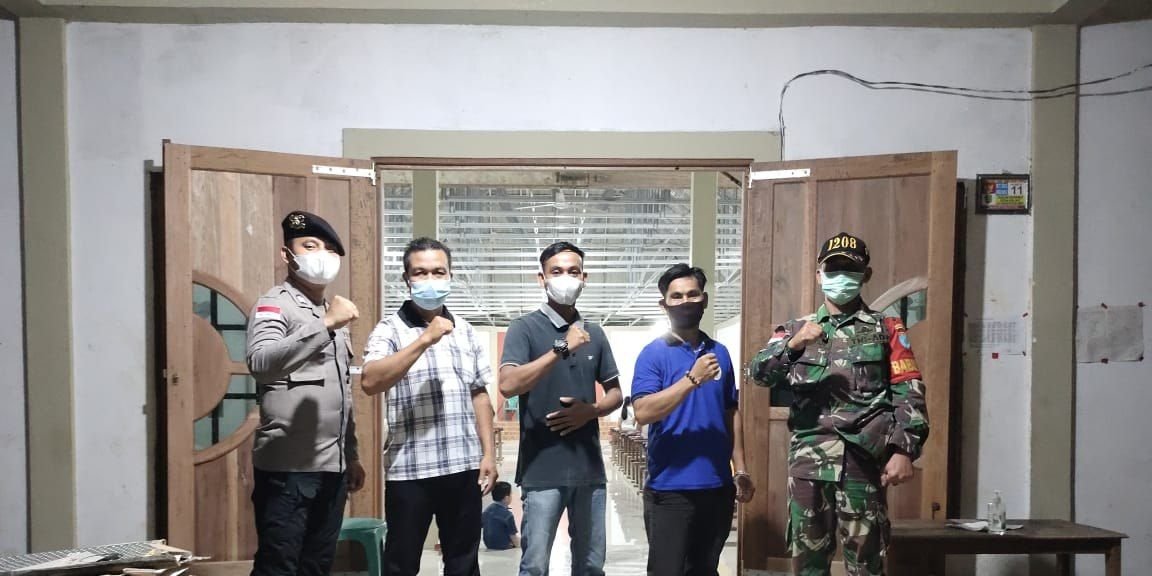 Sinergitas Babinsa dan Bhabinkamtibmas Amankan Gereja di Sejangkung