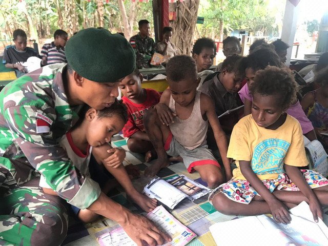 Yonif 411 Kostrad Beri Bimbel Anak-Anak di Perbatasan RI-PNG