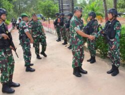 Danrem 174ATW Dampingi Danpussenif Kunjungi Pos Satgas Pamtas RI PNG Sektor Selatan