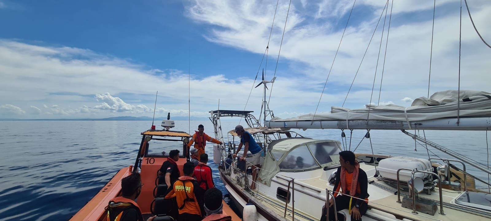 Stasiun Bakamla Kupang Evakuasi Yacht Asal New Zealand yang Bocor