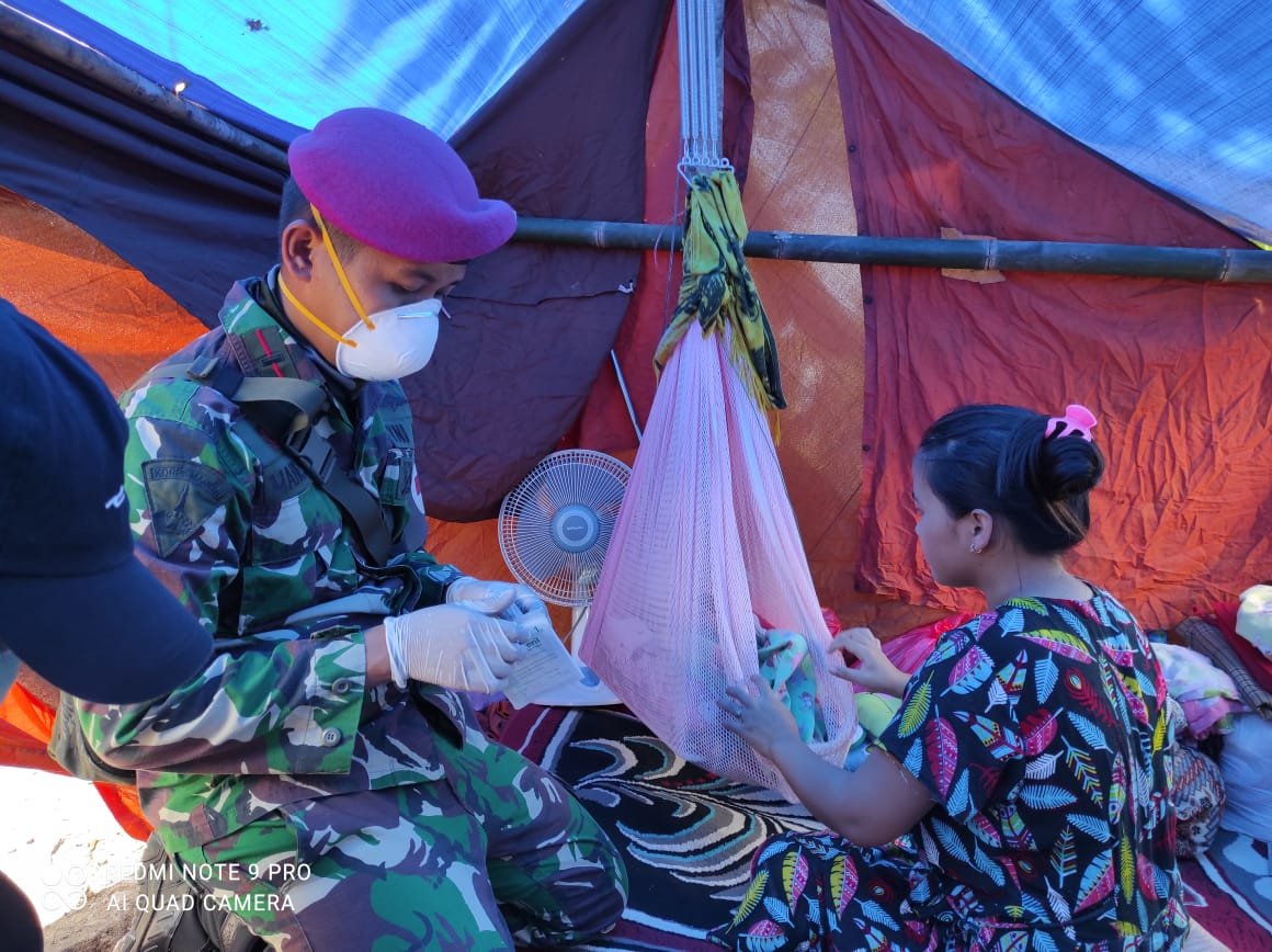 Satgas Kesehatan TNI Obati Warga Gempa di Kampung Sulbar