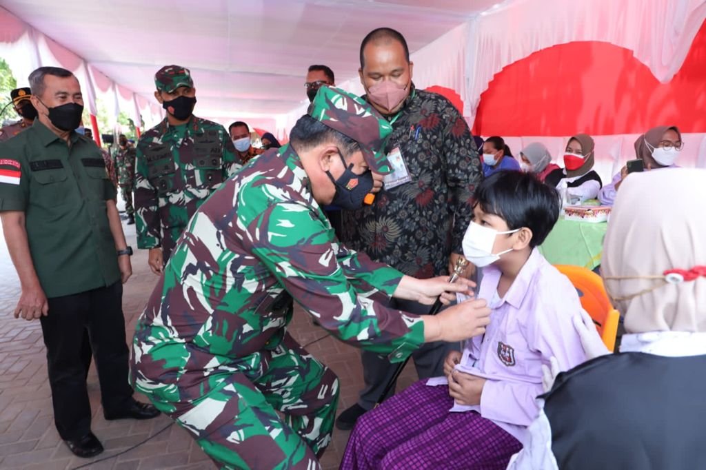 Panglima TNI Tinjau Vaksinasi di SMPN Pekanbaru dan Dialog dengan Siswa