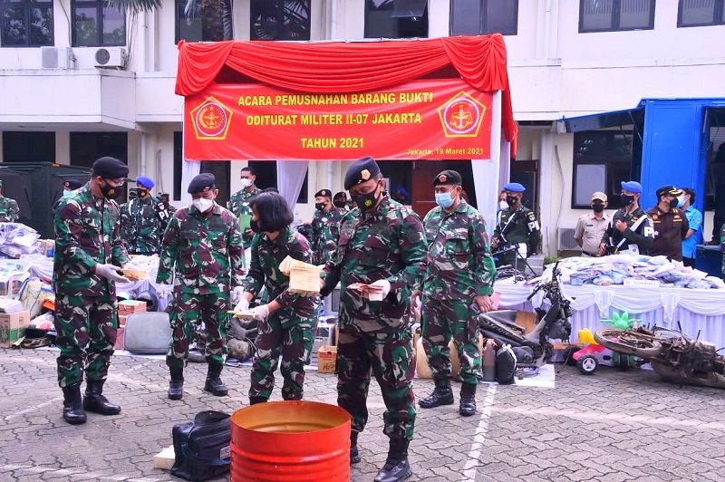 TNI Musnahkan Barang Bukti Perkara Tindak Pidana Militer