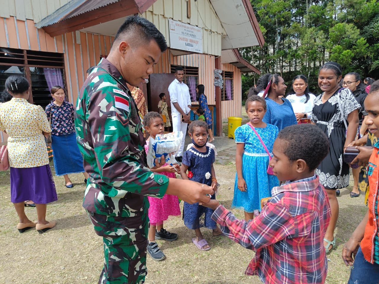 Satgas Pamtas Yonif Raider 142/KJ Bergembira Bersama Anak-Anak di Tolikara
