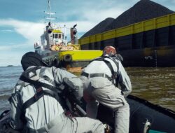 KN Kuda Laut 403 Bakamla RI Bantu Tongkang Kandas di Samarinda