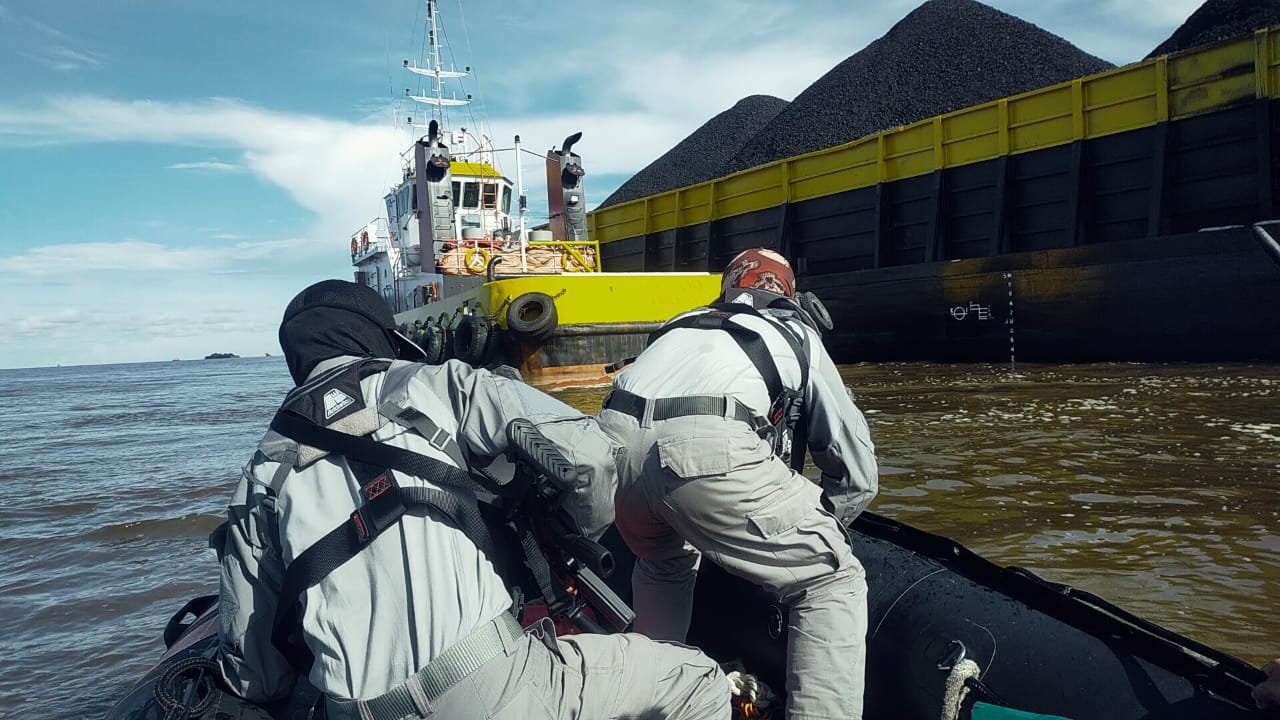 KN Kuda Laut 403 Bakamla RI Bantu Tongkang Kandas di Samarinda