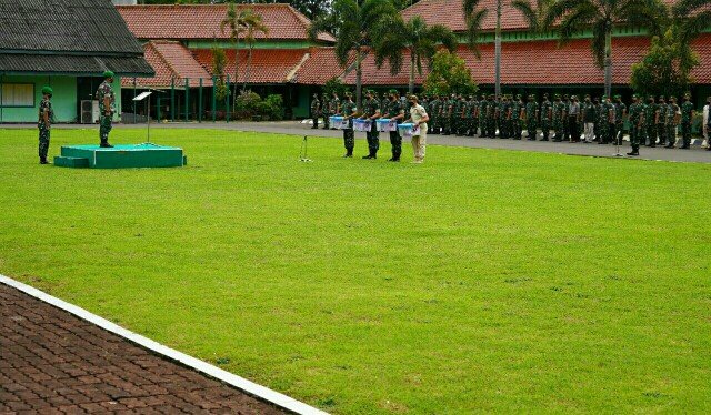 Jelang Lebaran, Danrem 064/MY Bagikan Bingkisan Secara Simbolis