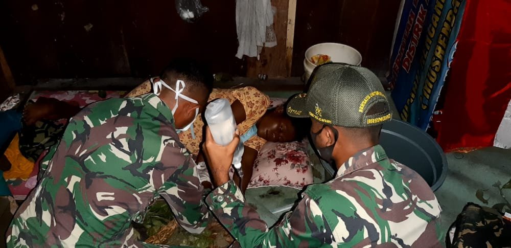 Prajurit Yonif MR 413 Kostrad Bantu Persalinan Warga di Perbatasan RI-PNG