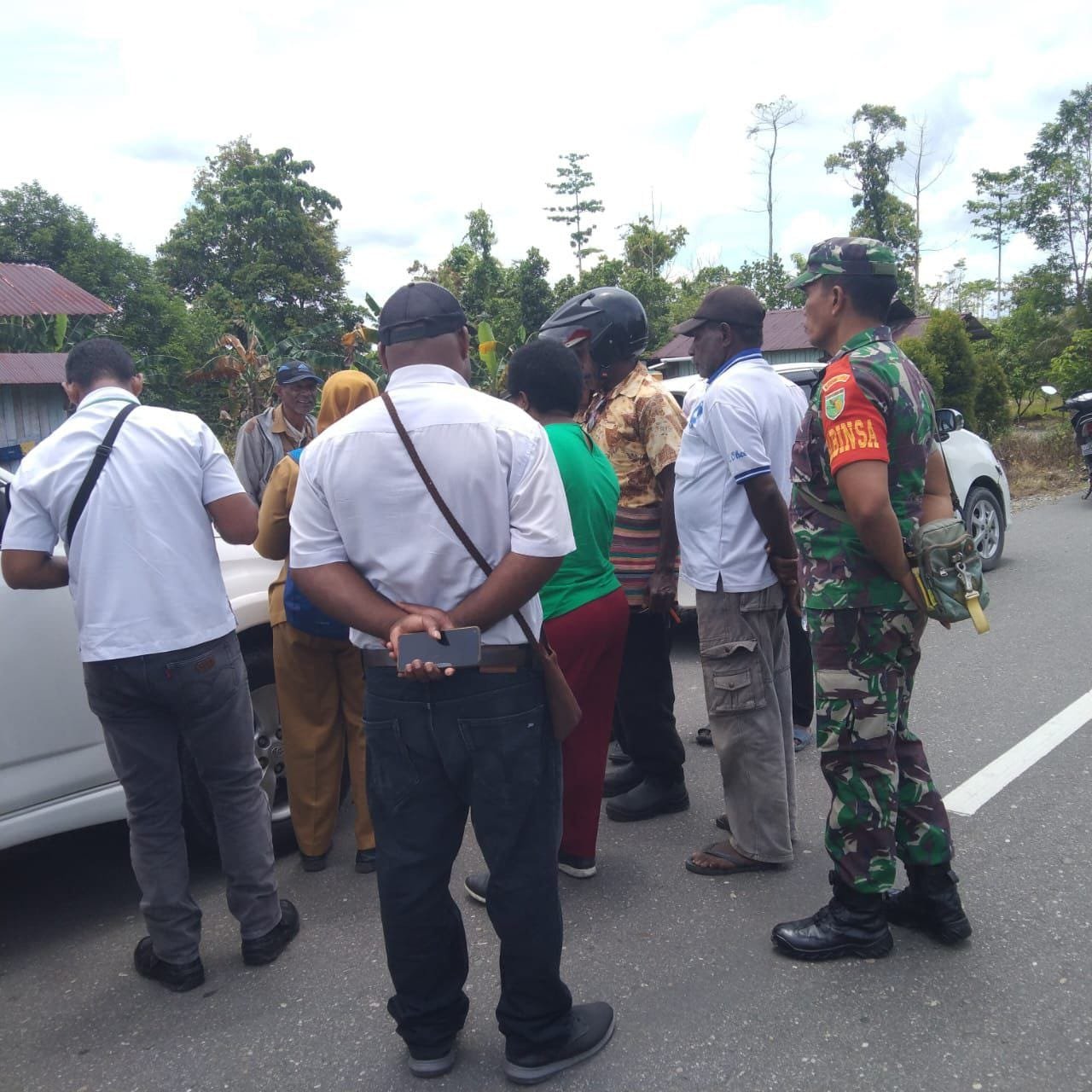 Babinsa Koramil 1710-03 Dampingi DPMDK Survey Lokasi Pemekaran Kampung Binaan