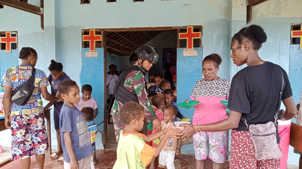 Yonif 126/KC Bagikan Sembako untuk Warga Perbatasan Papua