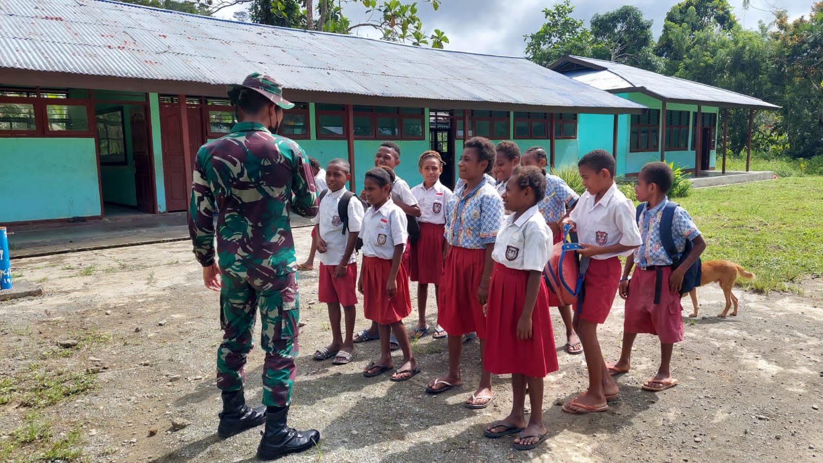 Satgas Pamtas Yonif 126/KC Mengajar di Perbatasan RI-PNG untuk Mencerdaskan Generasi Muda