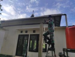 Satgas Yonif 642 Bersama Warga Rehabilitasi Surau Lewat Karya Bakti