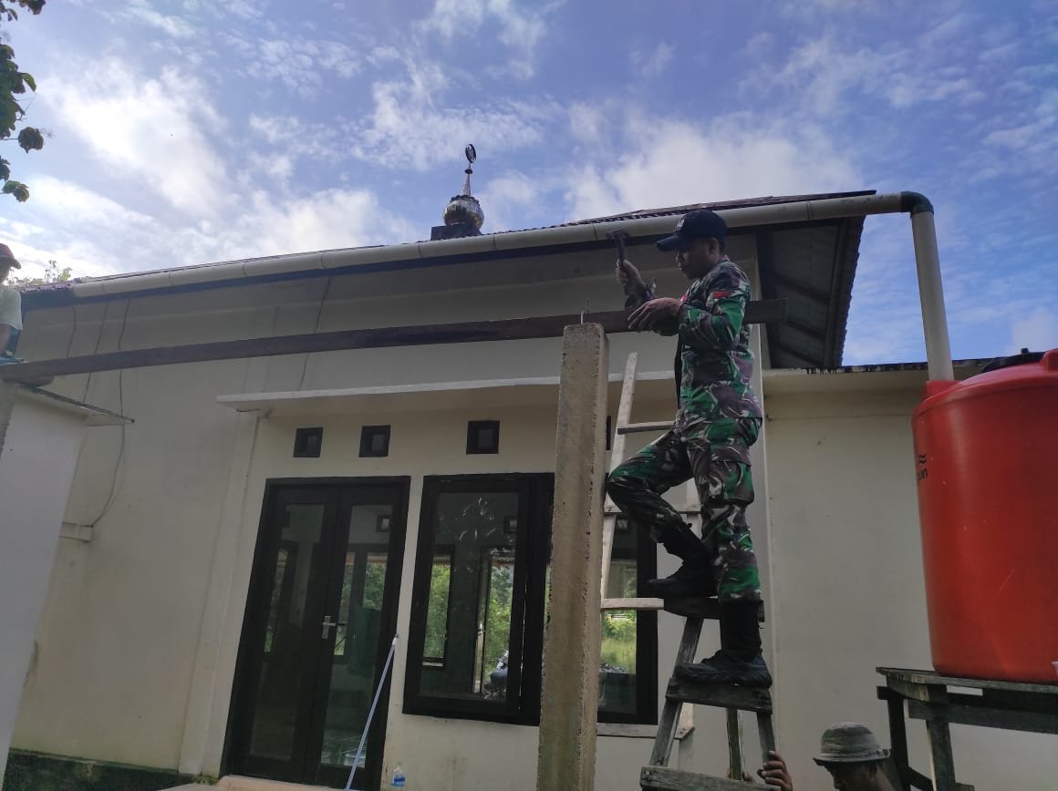Satgas Yonif 642 Bersama Warga Rehabilitasi Surau Lewat Karya Bakti