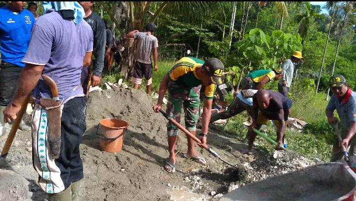 Yonif MR 413 Kostrad Bangun Jalan Kampung Bersama Warga Perbatasan RI-PNG