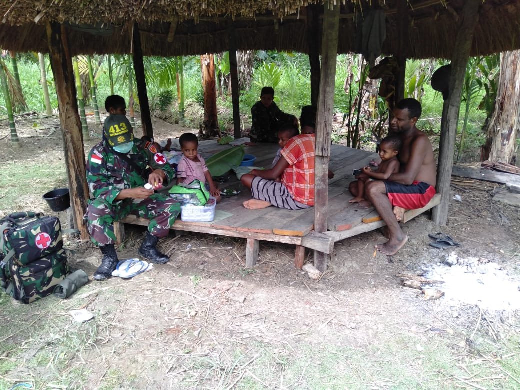 Cuaca Tak Menentu, Satgas Yonif 413 Kostrad Pastikan Kesehatan Warga