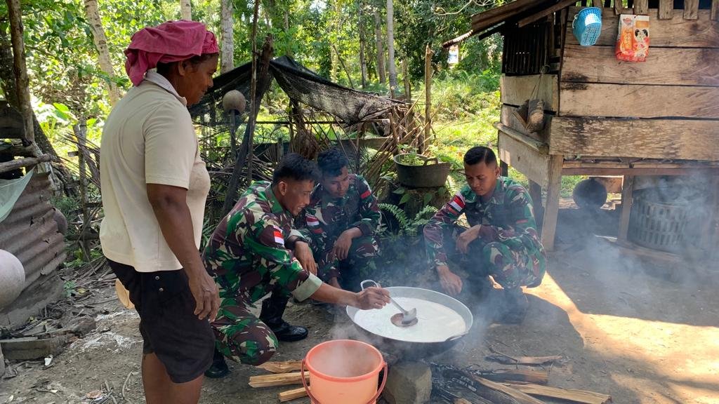 Satgas Yonarmed 1 Kostrad Ajarkan Warga Buat Minyak Kelapa Mandiri