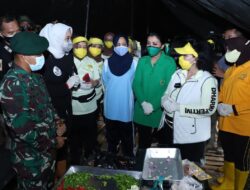 Ketum Dharma Pertiwi Tinjau Dapur Lapangan Penanggulangan Banjir Karangligar