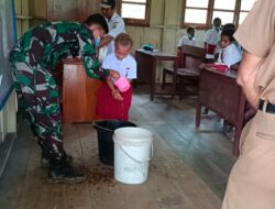 Satgas Yonif 126/KC Ajari Anak SD Perbatasan Cuci Tangan yang Benar
