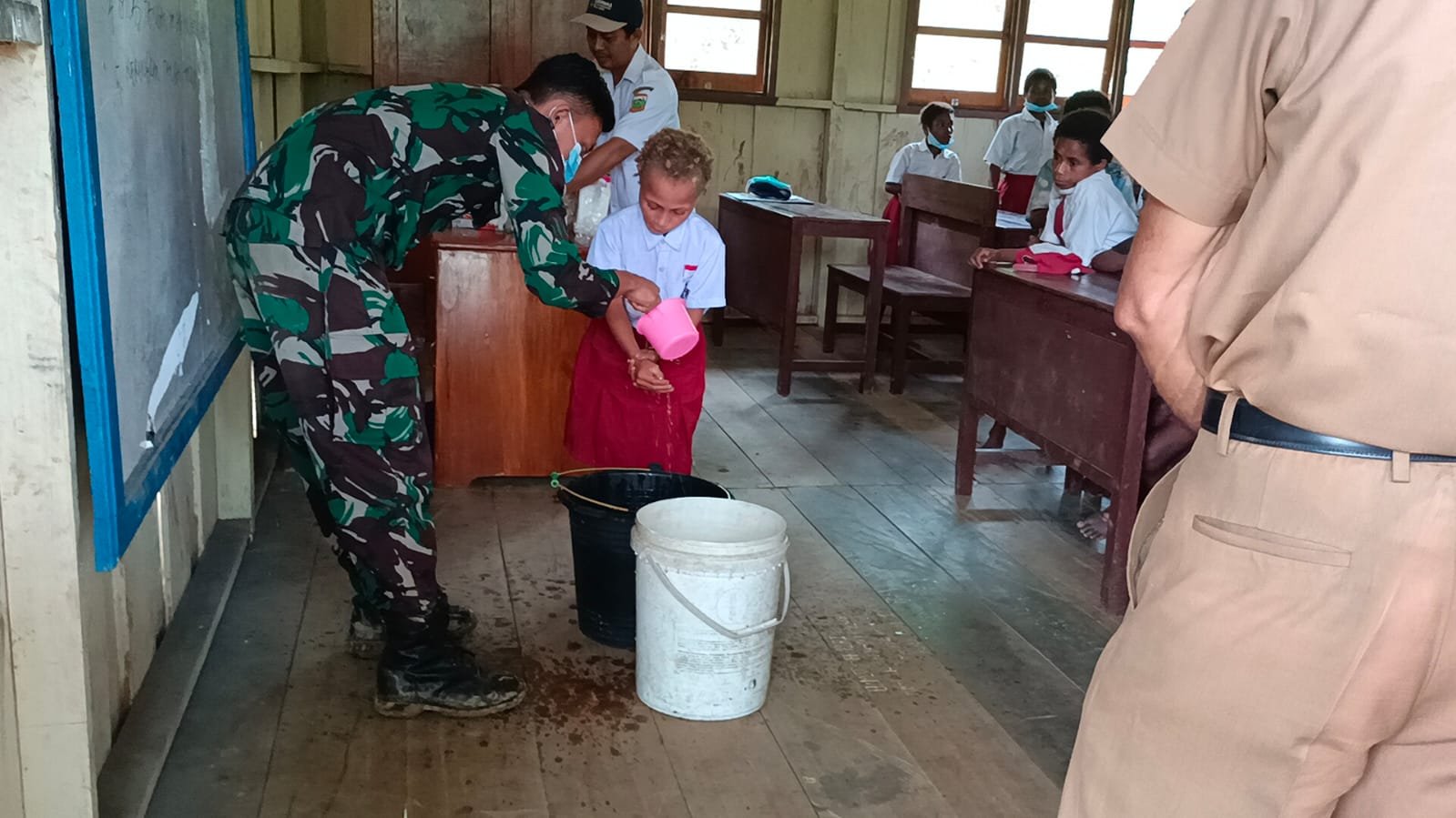 Satgas Yonif 126/KC Ajari Anak SD Perbatasan Cuci Tangan yang Benar