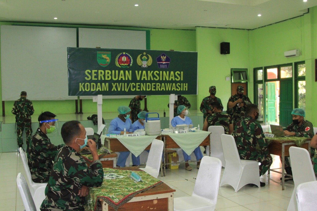 Vaksinasi Covid-19 oleh TNI di Tanah Papua