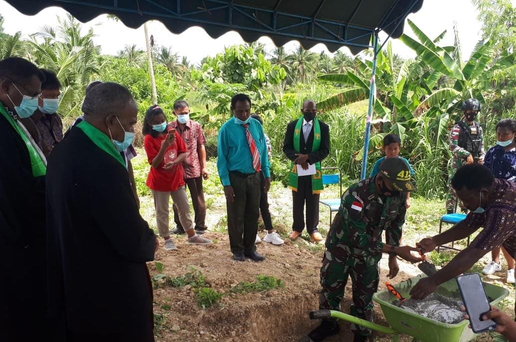 Satgas Yonif MR 413 Kostrad Hadir di Peletakan Batu Pertama Gereja Koya Koso