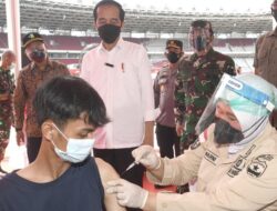 Panglima TNI dampingi Presiden tinjau serbuan vaksinasi di GBK Senayan