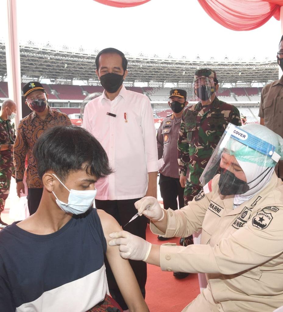 Panglima TNI dampingi Presiden tinjau serbuan vaksinasi di GBK Senayan