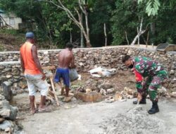 Babinsa dan Warga Gotong Royong Bangun Pondasi Rumah Masyarakat