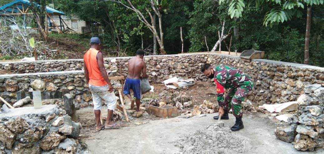 Babinsa dan Warga Gotong Royong Bangun Pondasi Rumah Masyarakat
