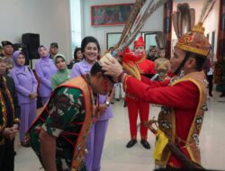 Panglima TNI Terima Gelar Adat Dayak