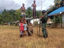 Satgas Pamtas Yonif 126/KC Kenalkan Permainan Tradisional ke Anak Perbatasan