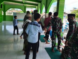 Jumat Berkah Satgas Yonif MR 413 Kostrad Bagikan Nasi Bungkus di Kampung Arso