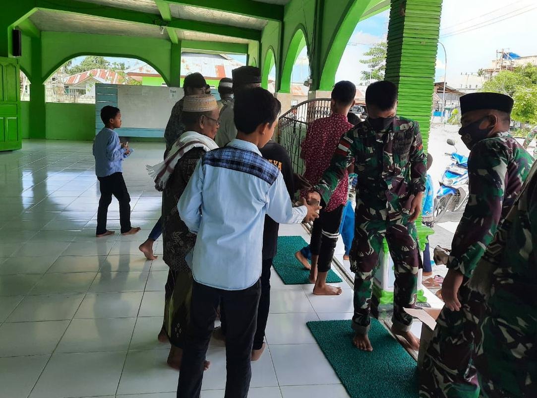 Jumat Berkah Satgas Yonif MR 413 Kostrad Bagikan Nasi Bungkus di Kampung Arso