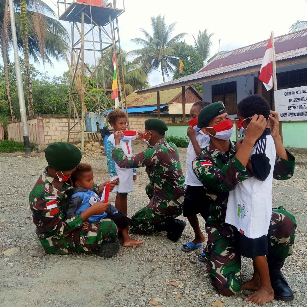 Bulan Kasih, Satgas Yonif MR 413 Kostrad Share Kaos Masker untuk Anak Perbatasan RI-PNG