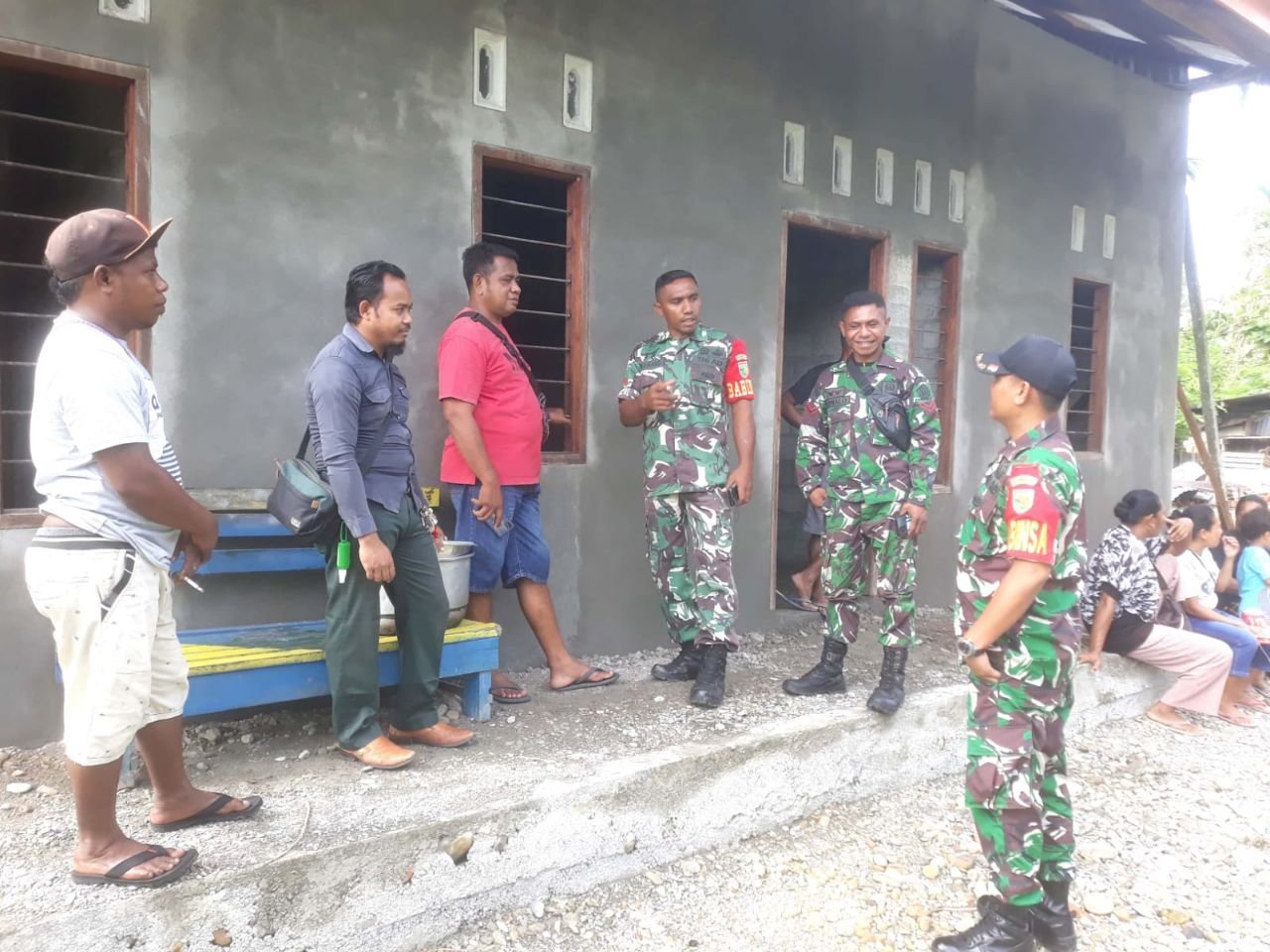 Babinsa Koramil 1710-02/Timika Bangun Soliditas Lewat Komsos Jaga Keamanan