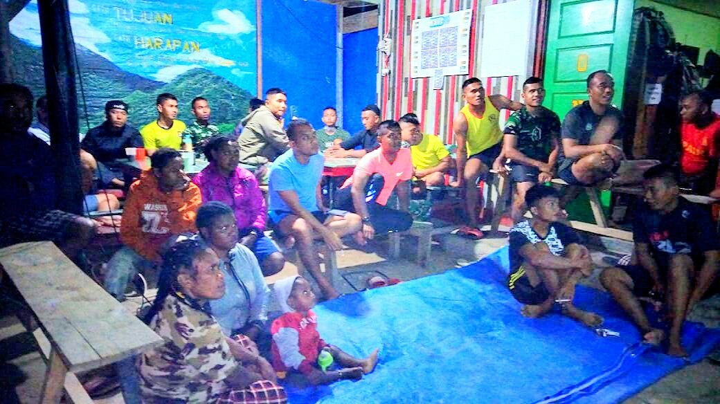 Pesta Nobar Piala Dunia Bareng Satgas Yonif Raider 142/KJ