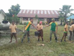 Satgas Yonif MR 413 Kostrad Bangun Lapangan Upacara untuk SMP 7 Yetti