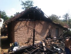 Dua Rumah di Lebaktipar Cilograng Lebak Banten Dilalap Sijago Merah