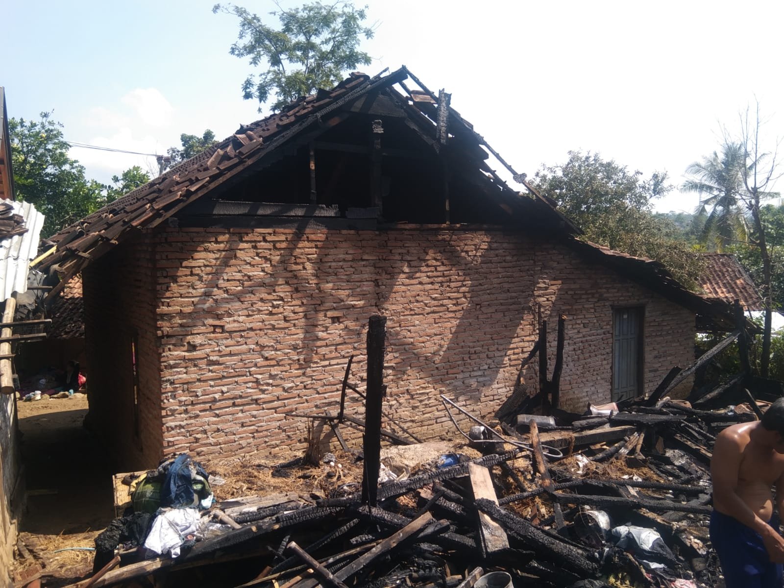 Dua Rumah di Lebaktipar Cilograng Lebak Banten Dilalap Sijago Merah