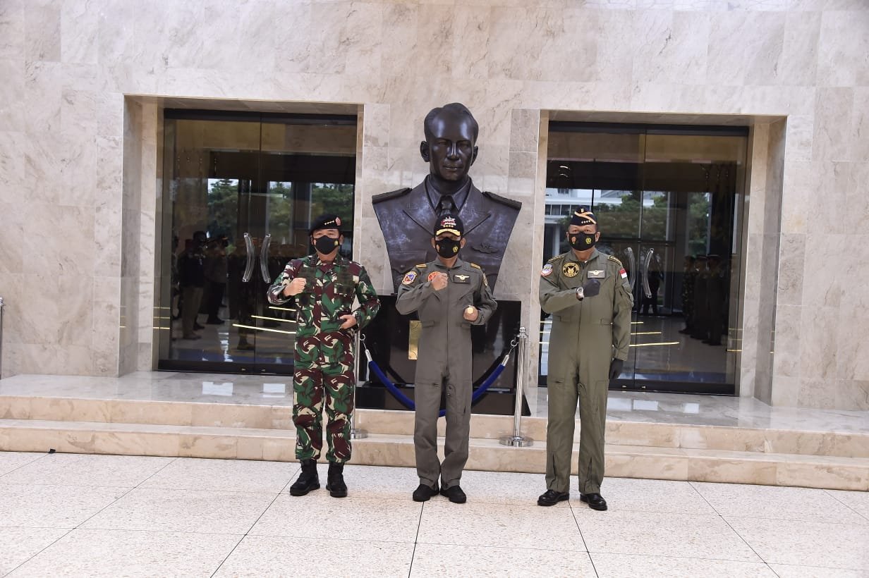 Panglima TNI Hadiri Penyematan Wing Kehormatan bagi Penerbang TNI AU