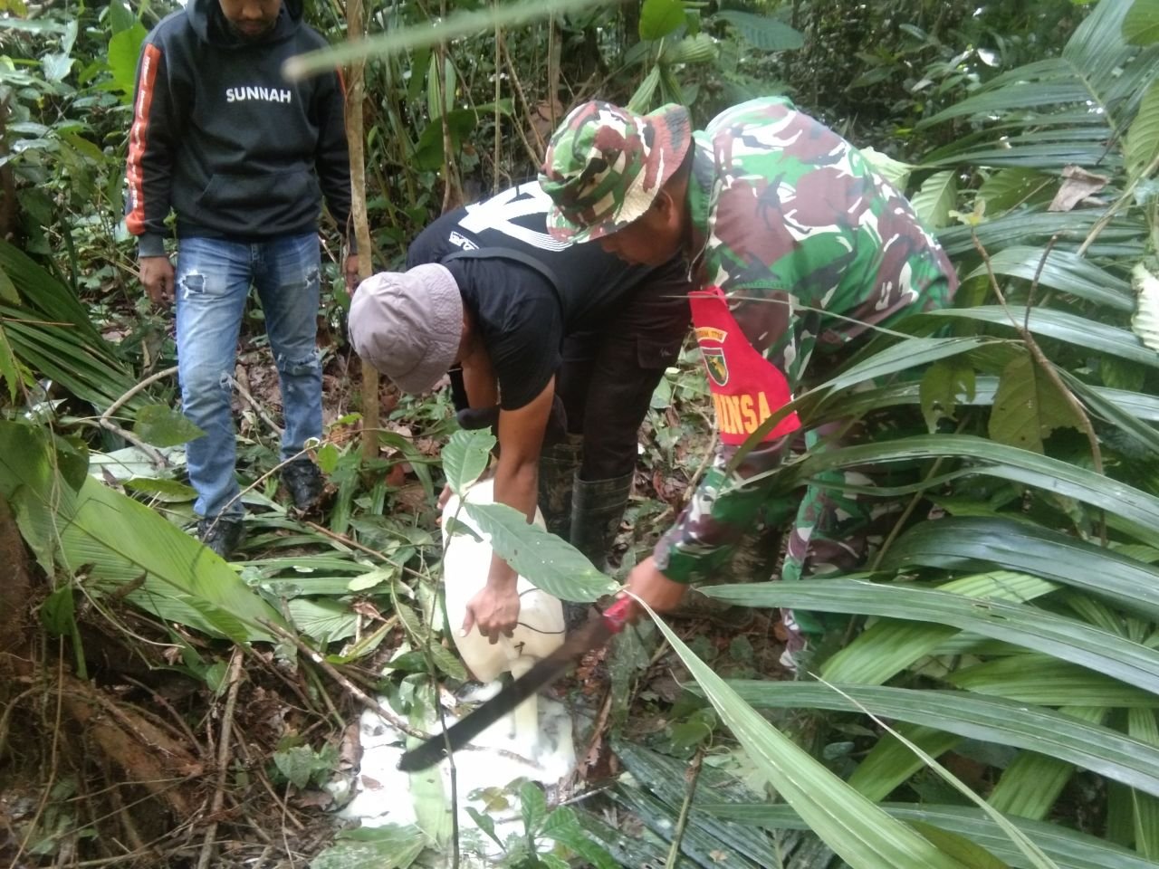 Sinergi TNI-Polri dan Distrik Mimika Timur Berantas Miras Demi Selamatkan Generasi Muda