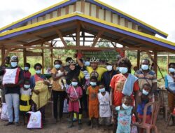 Gowes Sambil Bagikan Bingkisan Danrem 174 Merauke Ajak Sukseskan PON XX dan Vaksinasi