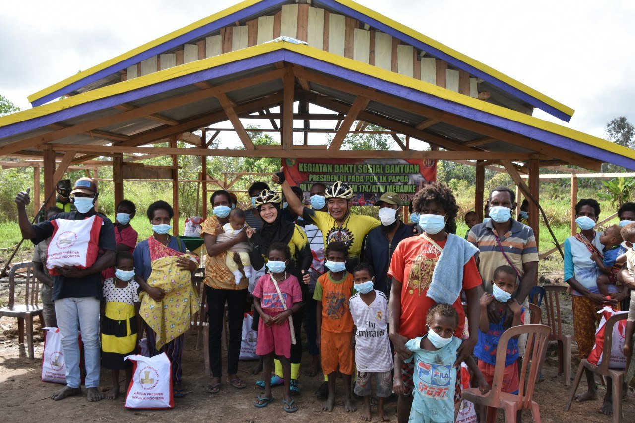 Gowes Sambil Bagikan Bingkisan Danrem 174 Merauke Ajak Sukseskan PON XX dan Vaksinasi