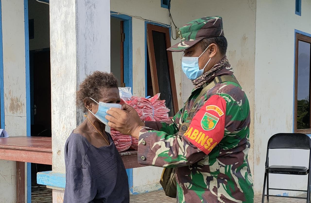 Babinsa Koramil 1711-03 Tanah Merah Bagikan Masker Cegah Covid-19