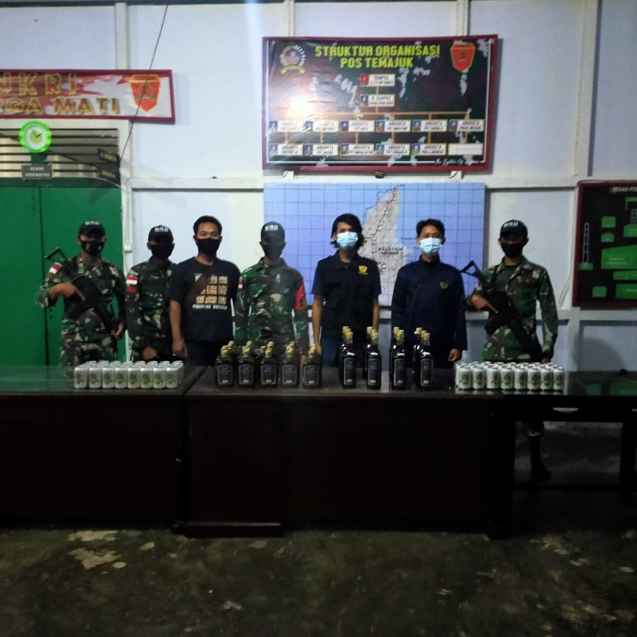 Jelang Tahun Baru, Satgas Pamtas Yonif 642 Gagalkan Penyelundupan Puluhan Botol Miras