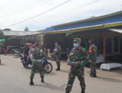 Dandim Sambas Bagikan Masker dan Himbau Prokes di Pasar Pagi
