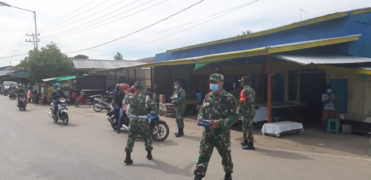 Dandim Sambas Bagikan Masker dan Himbau Prokes di Pasar Pagi