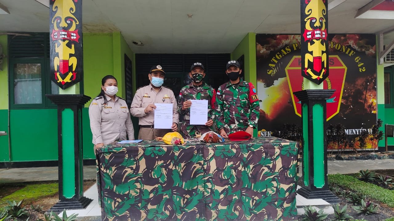 Satgas Pamtas Yonif 642 Serahkan Barang Bukti Penyelundupan ke Bea Cukai dan Karantina Entikong
